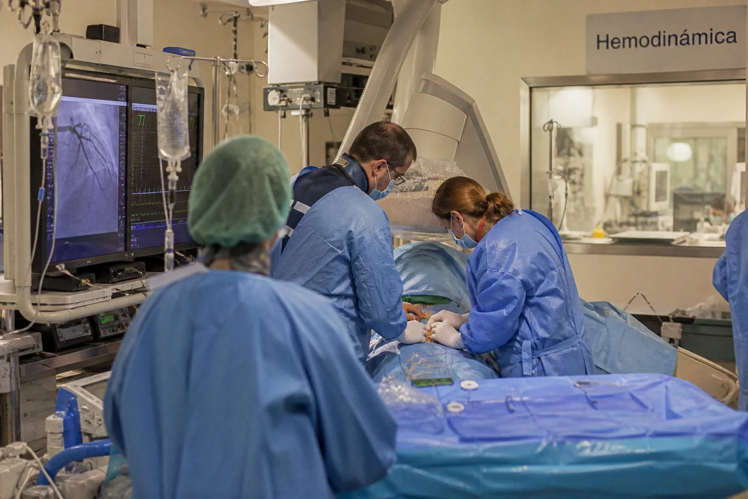 Manejo clínico de la pancreatitis aguda grave con infarto de miocardio simultáneo
