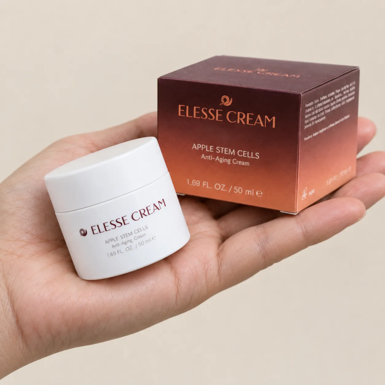 Elesse Cream — el envase en la mano